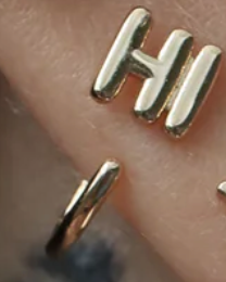 HI Hug Stud Earring